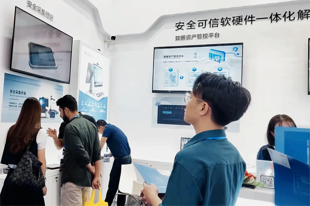 Buyer experiencing an electronic signature tablet at a trade fair